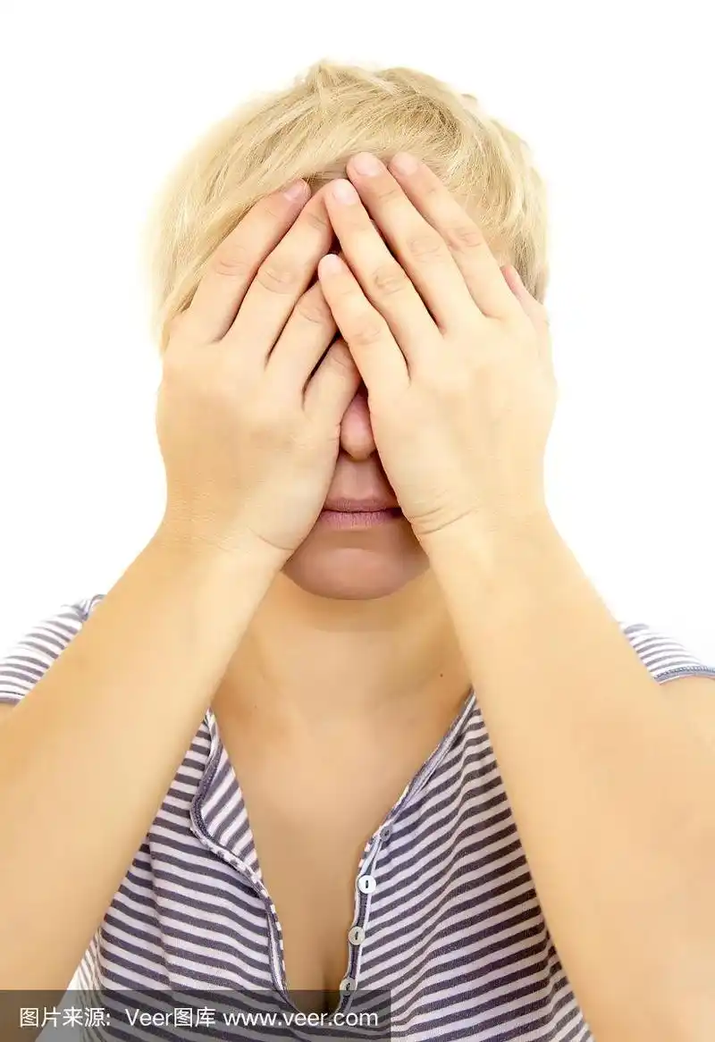 双手遮脸