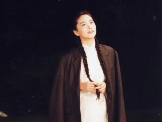 【 14 】1991年首次演出舞台剧《暗恋桃花源》饰演女主角云之凡,广受