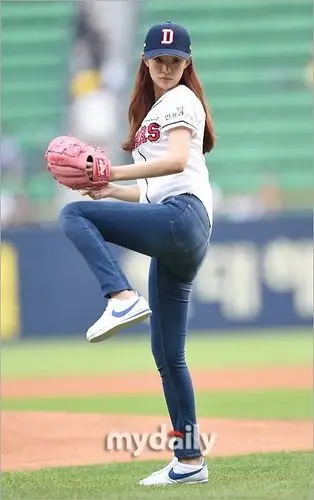 韩国女艺人stephanielee任棒球比赛开球嘉宾动作标准展甜美笑容