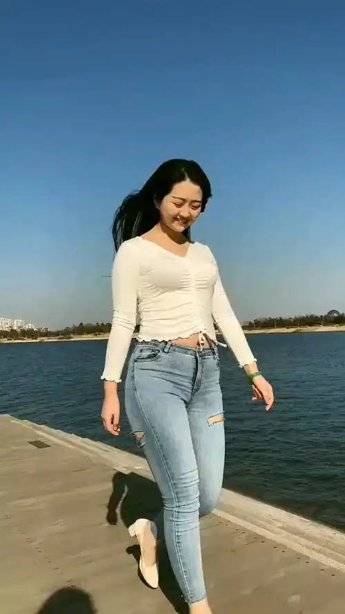 长发披肩的微胖女人笑起来真好看值得点赞