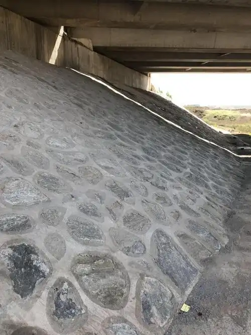 邢石大道白马河大桥河道两侧护坡为何标准不一致?