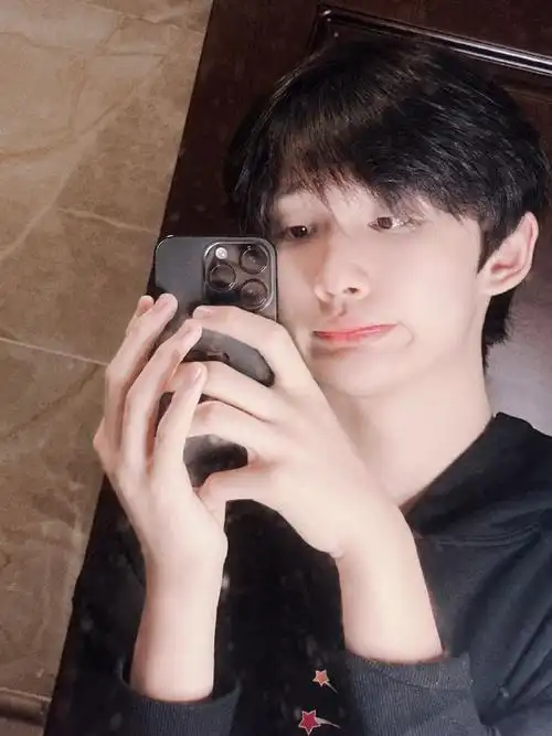 余宇涵16岁的16张自拍