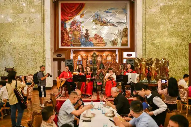 晚餐时段,莫斯科餐厅,老莫啤酒花园,小莫餐厅等几乎坐满了客人.