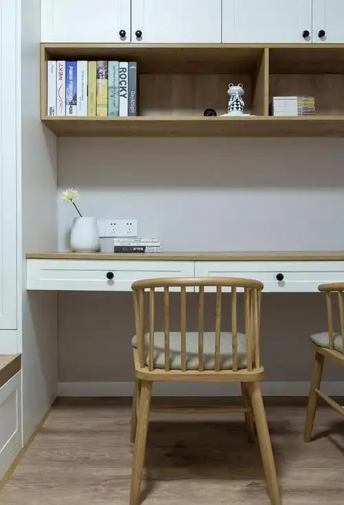 上方的书架 吊柜组合,也是带来了一个灵活的收纳储物空间.