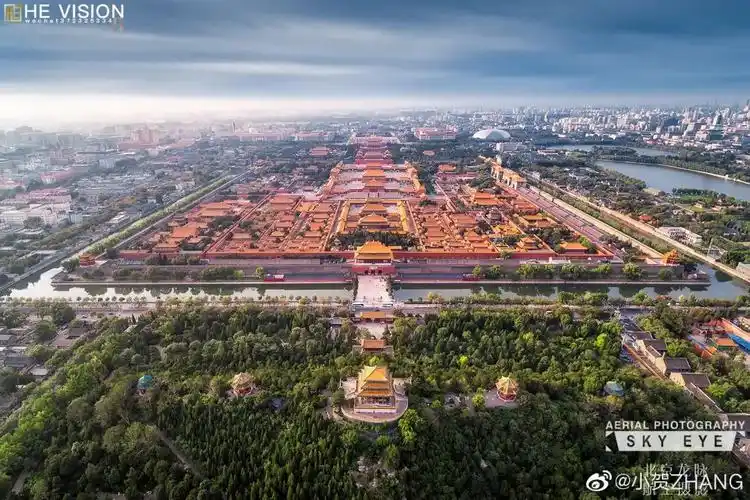 中式传统建筑的美感来自于对称,建筑学的中轴线就是其中的奥秘.