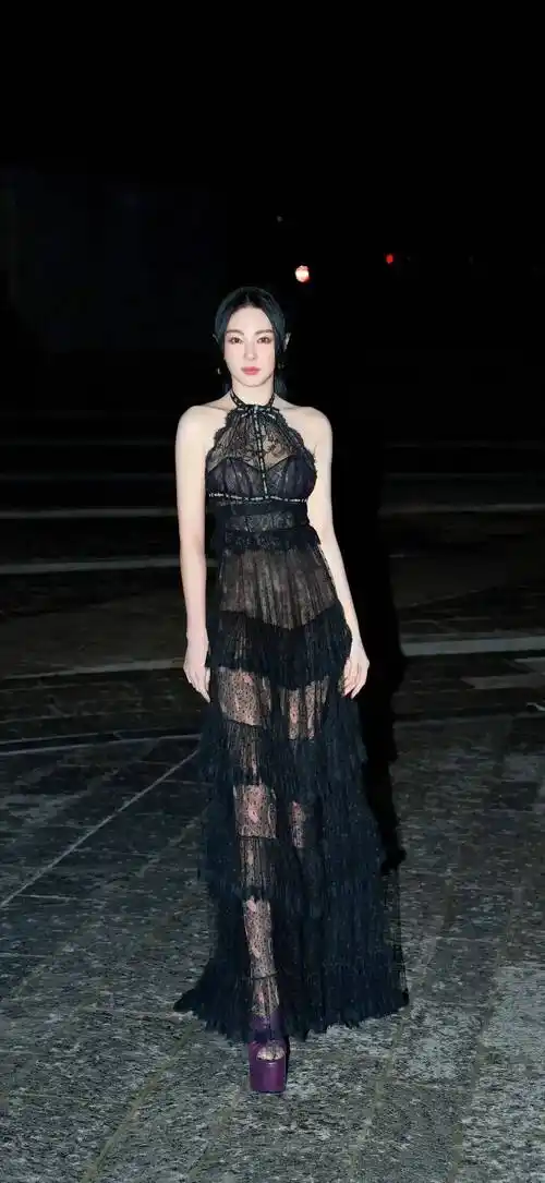 穿黑色透视蕾丝裙出席米兰时装秀引发热议,秀出好身材_电影_衣服_睡衣