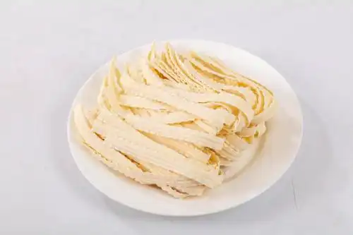 白色盘子里的手工刀削面