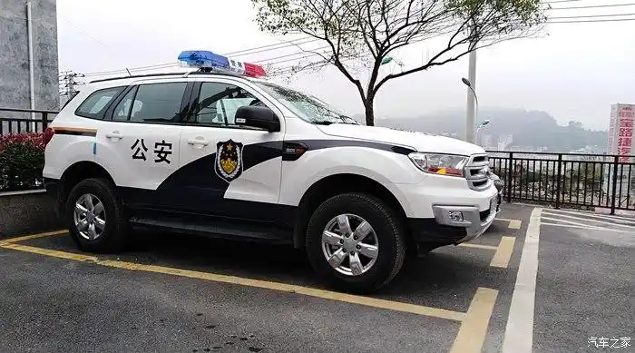 撼路者的警车真是帅发几张图片大家欣赏