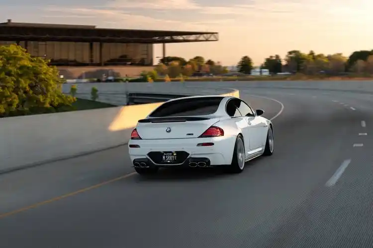 在路上行驶的汽车图片