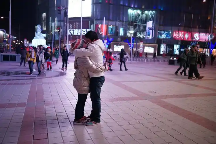 > 我们都是末日的幸存者,节后余生的感觉让这对恋人彼此相拥,享受