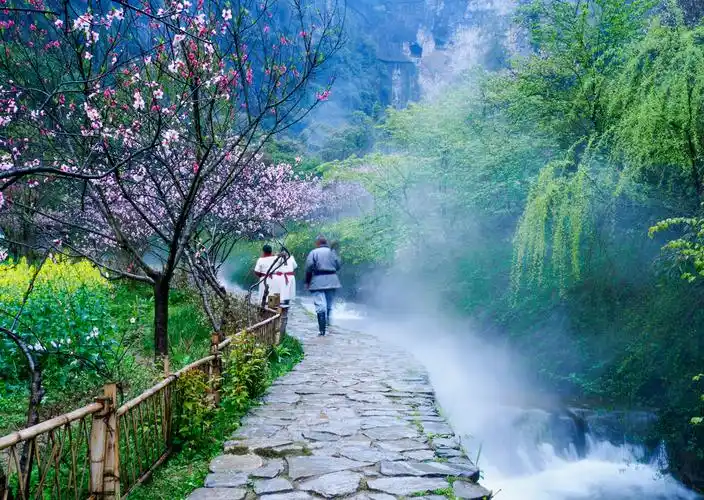 p>酉阳桃花源景区距 a target="_blank" href="/item/重庆/23586"