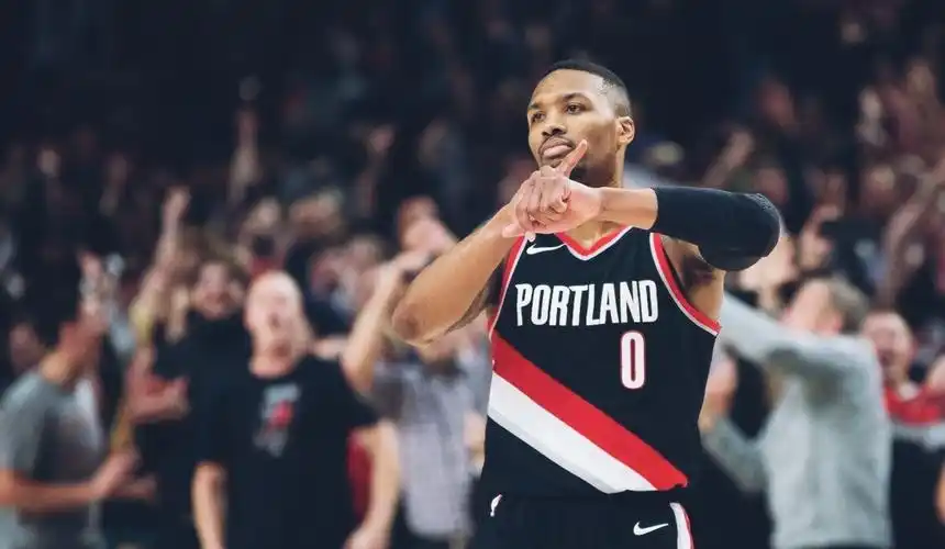 开拓者单节12记三分轰炸火箭,麦科勒姆疯砍21分