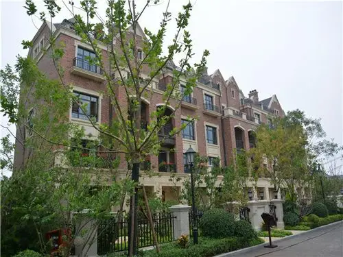 保利西山林语营销中心,售楼人员火热咨询