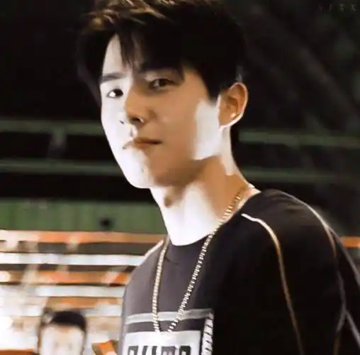 刘昊然游迪士尼,我却注意身旁跟着的女孩,远看都这么漂亮_互动_胡先煦