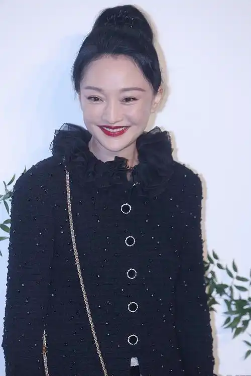 周迅穿套装配黑丝化身复古名伶满脸笑容