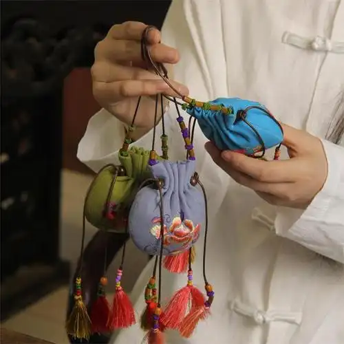 庆阳香包,又称"绌绌",是流传于甘肃庆阳的一种民间民俗物品.