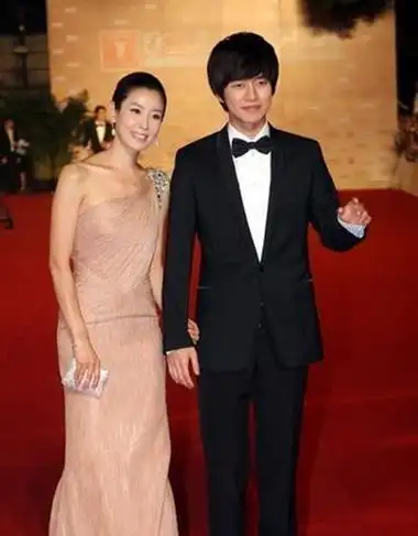 李泰兰和朴海镇李泰兰的个人资料及代表作品李泰兰,韩国女演员,1975年