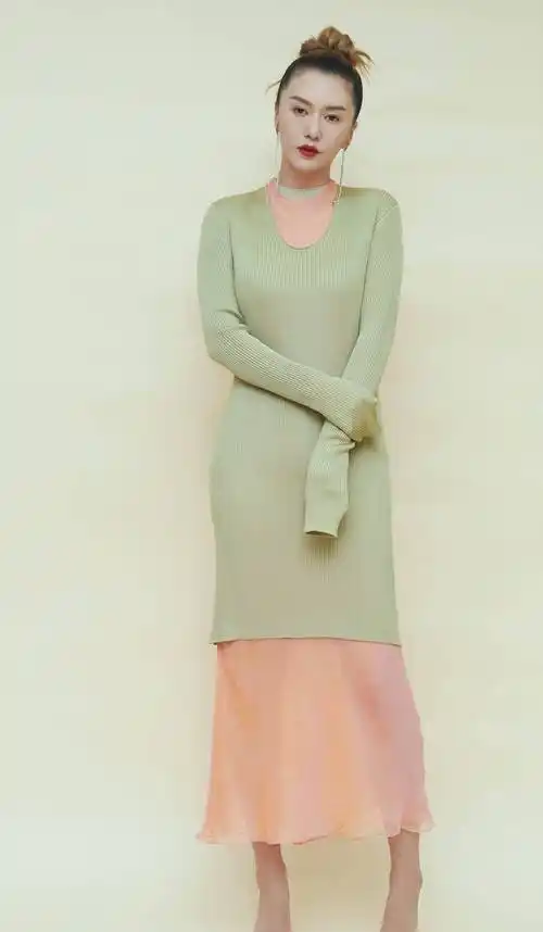 歌手谭维维的高跟鞋美图_尖头_白色_明星