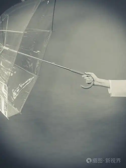 下雨天秋季配件概念.女人手拿着透明开放把伞.工作室拍摄黑暗的背景