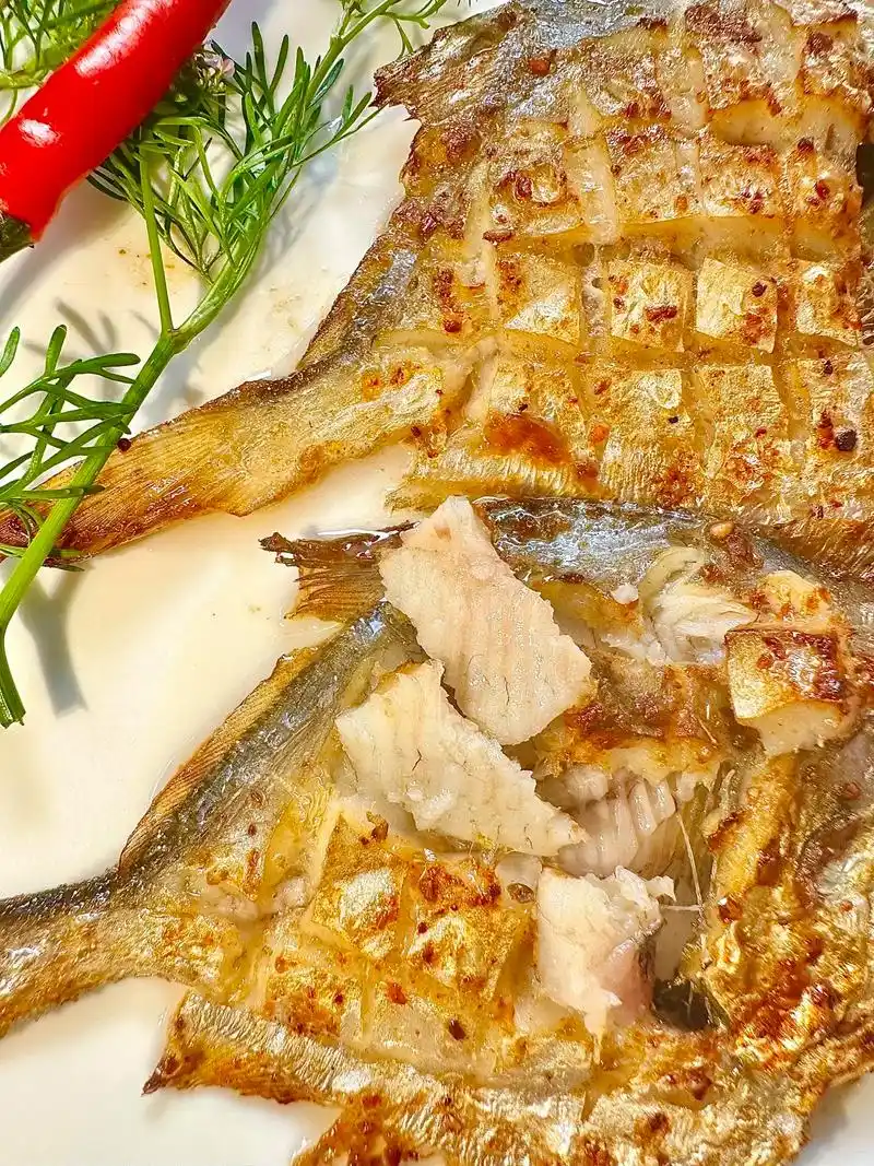 95空气炸锅烤鲳鱼,烧烤店老板吃了都要哭.