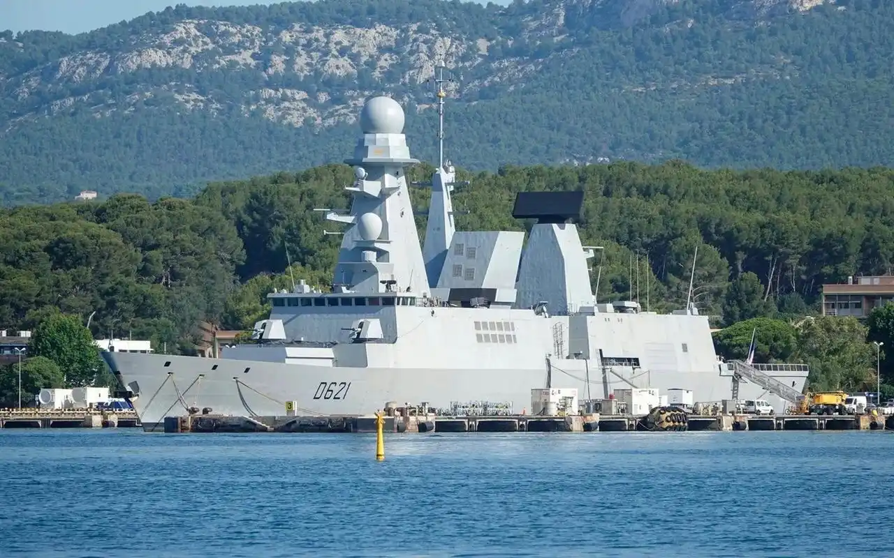 福尔班级驱逐舰 该级属于法意联合研制的地平线项目驱逐舰,因造价高昂