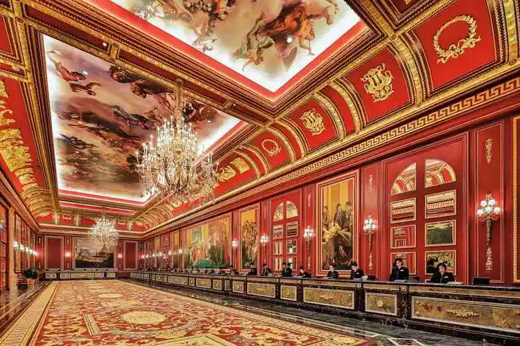 澳门巴黎人的大堂登记处,金碧辉煌,名画 《拿破仑加冕》的复制画就挂