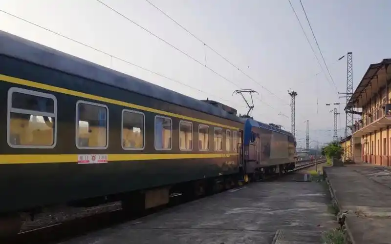 5年前的2018年2月5日,k1209次列车漳平站1道发车