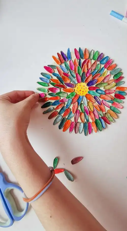 最后,剪出树干和树叶,粘到花盘上.一个漂亮的瓜子向日葵就做好了.