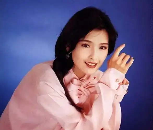 周慧敏,被誉为"玉女掌门人",无疑是上世纪90年代最美的女星.