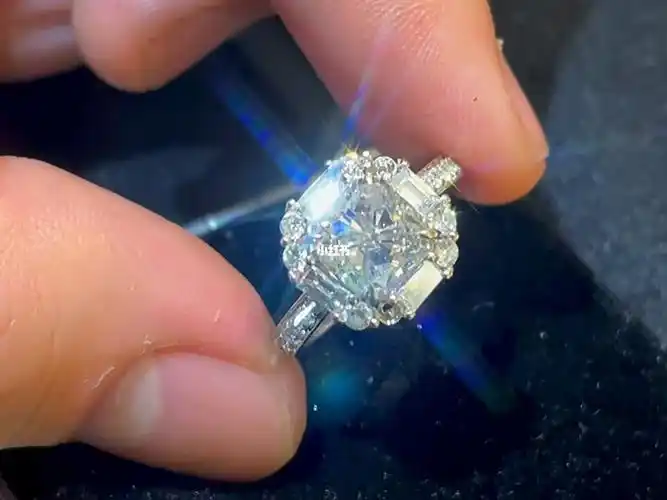 2克拉枕形钻石戒指