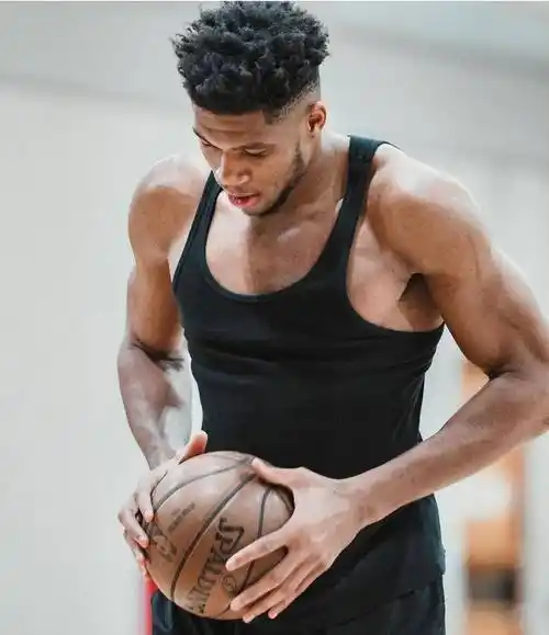 现役没有纹身的7大球星:哈登怕疼不想纹,字母哥内敛_球员_巴特勒_保罗