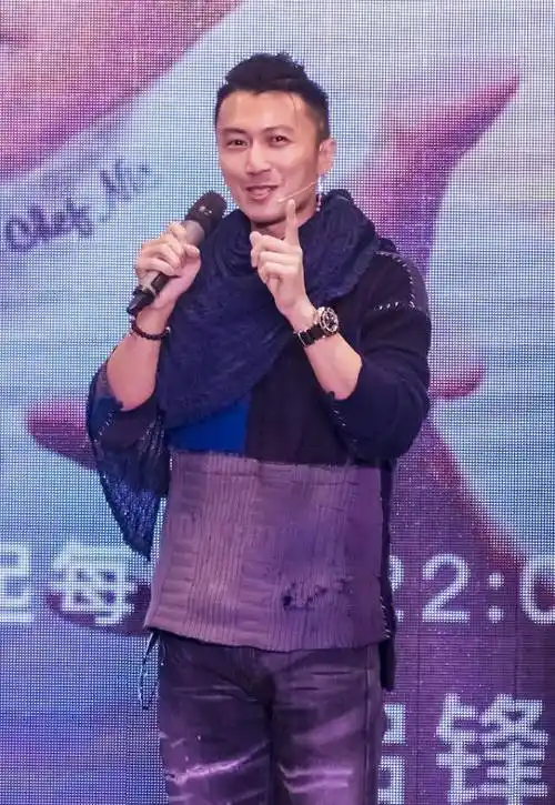 原创谢霆锋现身活动身穿乞丐装头扎小辫子40岁也颇有个性