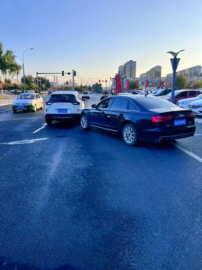 出了事故第一个播出去的电话是保险,今天就是前面排一百辆车事我 - 抖