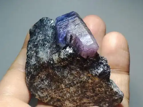 放羊老人在山上捡到"打火石",被多人购买,专家:这是蓝宝石