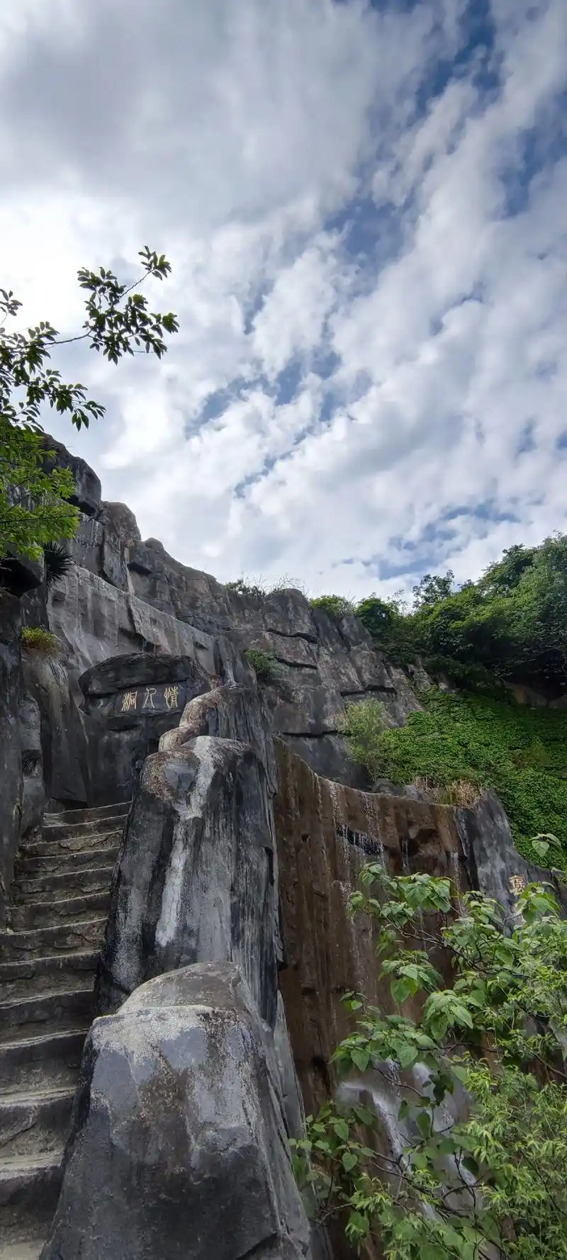 汉中石门栈道.蓝天,白云,青山,绿水.组成一幅不可描绘的画, - 抖音
