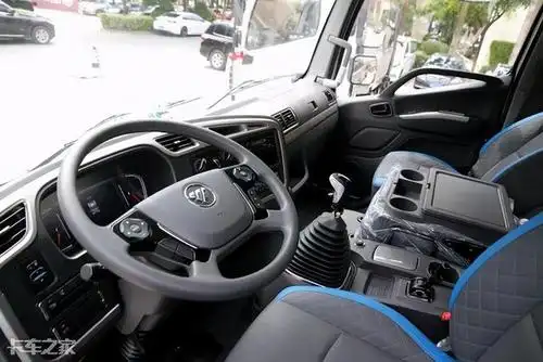 220马力6米2高顶双卧,福田欧航r系载货车内饰太抢眼了