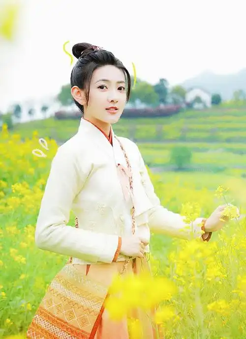 梁洁海边写真,是靓丽学姐的模样,网友:是初恋的味道