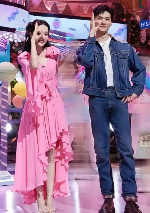 迪丽热巴龚俊同框比心:演艺界的默契与友谊