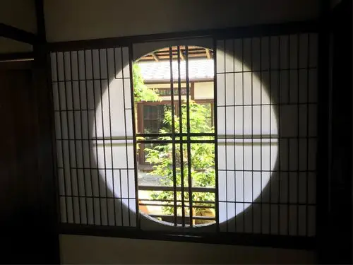 主屋日式风格的木栅栏窗户