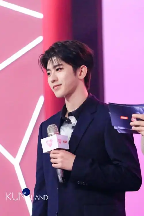 蔡徐坤隔空点亮水立方##蔡徐坤最新怼脸拍摄大片