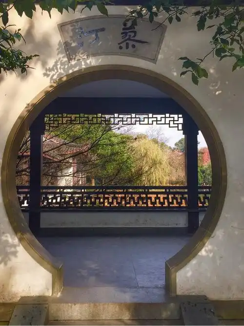 特别喜欢这个体现浓浓中式风格的圆门与建筑