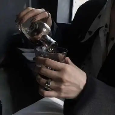 分手头像男生哭伤感图片