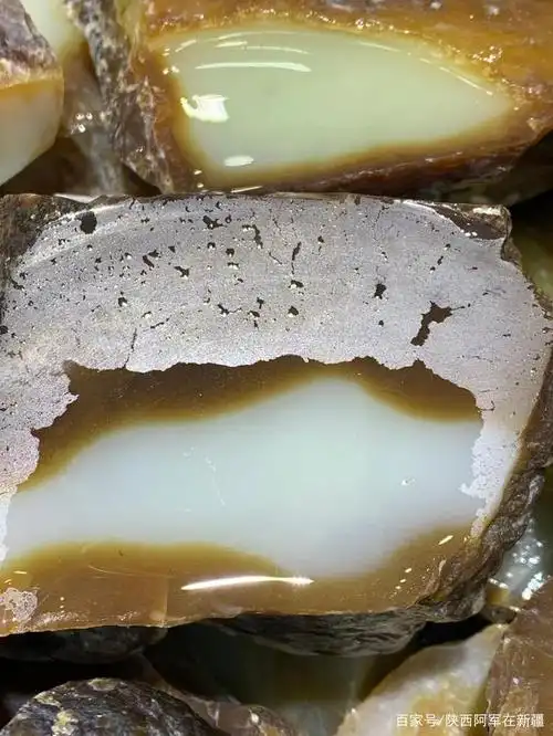 真正意义的新疆和田玉,且末金山糖白玉照片