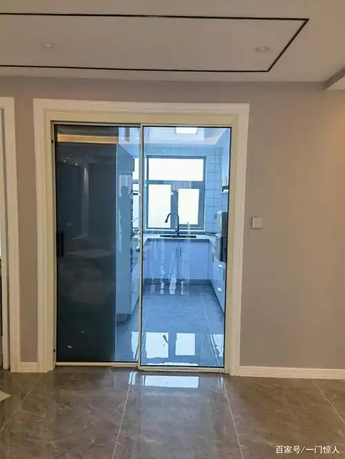 为了简洁效果,极窄推拉门的边框窄到了极致,因玻璃面积比较大,因此对