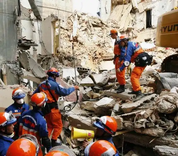 由31人组成的日本国际紧急救援队是汶川发生大地震后第一支抵达灾区的