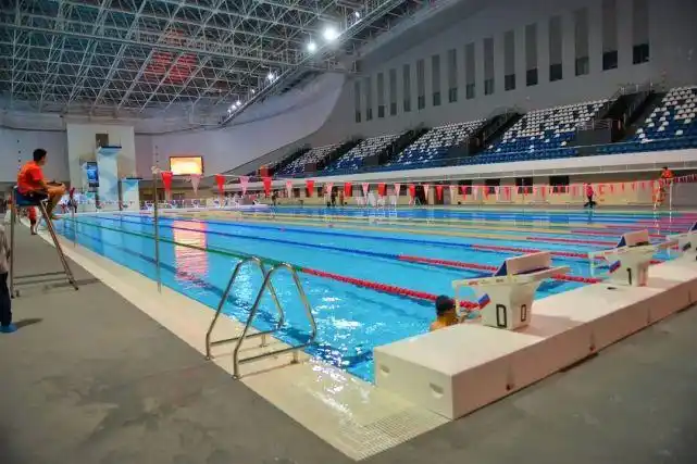 运动的呼和浩特市民李先生带着孩子,来到呼和浩特体育中心跳水游泳馆