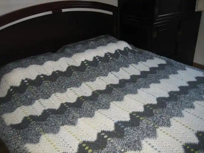 [img]我不太擅长钩,不过这条毯子给我增添了信心,速度超快.