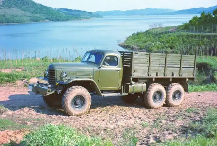 以前苏联吉尔-157型越野汽车为基础,经一汽改型投产的解放ca30a