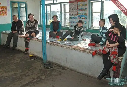 这是东北大多数农村的火炕,这家人家的房子是两间的西屋,满族人讲究的