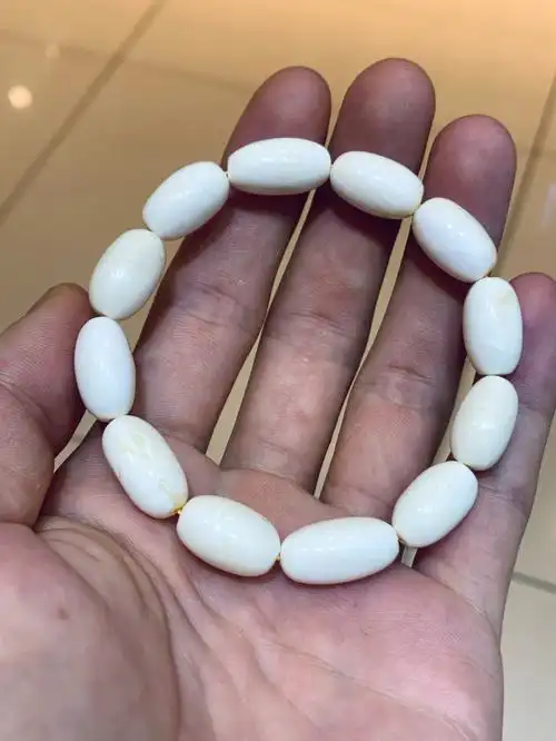 蜜蜡瓷白枣珠手串